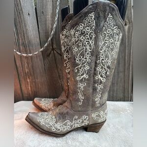 Corral Floral Embroidery Cowboy Boots size 7.5 women’s Snip Toe Heeled Boot